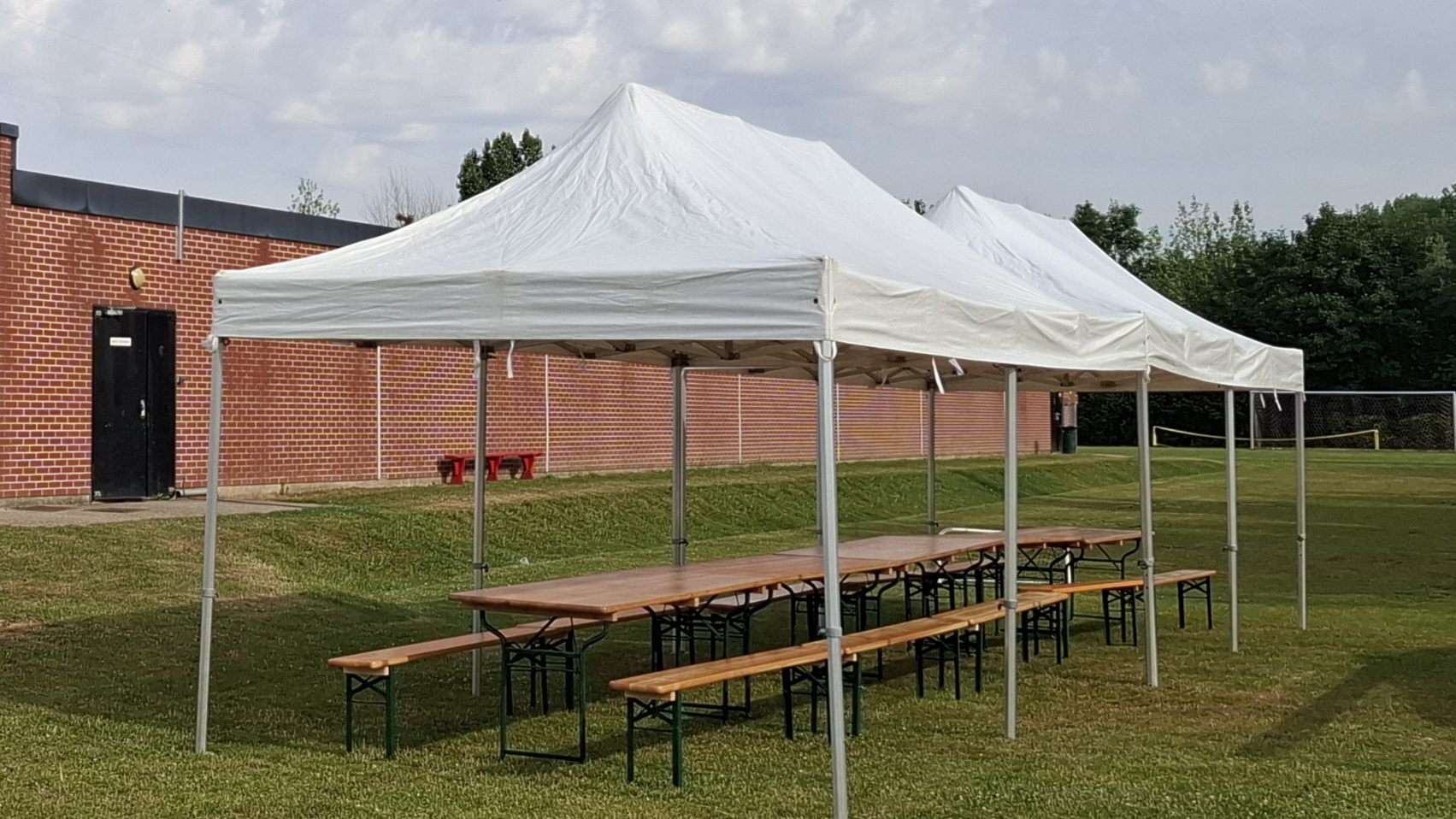 Location de tonnelles, tables et bancs pour réception de 40 personnes dans l'Oise